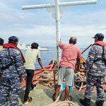 KRI I GUSTI NGURAH RAI EVAKUASI KAPAL IKAN YANG TEROMBANG AMBING SELAMA 4 HARI DI PERAIRAN LAUT BALI