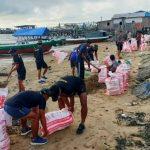 TNI AL DAN MASYARAKAT GOTONG ROYONG BANGUN TANGGUL PENAHAN ABRASI PANTAI DI NUNUKAN