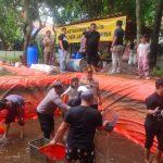 Kapolsek Jatisampurna Bagikan Ikan Lele Hasil Panen, Wujudkan Ketahanan Pangan di Bekasi