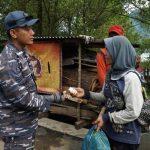 PEDULI BENCANA ALAM, TNI AL KEMBALI EVAKUASI DUA KORBAN DAN BAGIKAN OBAT-OBATAN BAGI WARGA TERDAMPAK TANAH LONGSOR PEKALONGAN