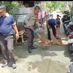 Potret Polri Peduli Sesama, Aksi Bhabinkamtibmas Kedoya Selatan Bantu Warga Bersihkan Sisa Banjir di Kedoya Selatan