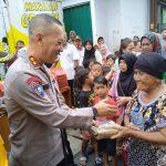 Polres Metro Jakarta Timur Dan Polsek Pasar Rebo Bagikan 250 Makanan Gratis Ke Warga