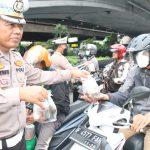 Indahnya Berbagi! Satlantas Polres Jakbar Bagikan 100 Takjil di Traffic light Tomang