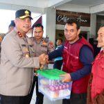 HUT KE-20 POLDA KEPRI: IRJEN POL. ASEP SAFRUDIN KAPOLDA KEPRI BAGIKAN BAKSOS KEPADA PORTER PELABUHAN DAN ANAK PANTI ASUHAN SERTA GELAR TASYAKURAN