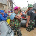 TNI AL TERJUNKAN PRAJURITNYA UNTUK EVAKUASI WARGA TERDAMPAK BANJIR DI WILAYAH JABODETABEK