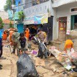 Bhabinkamtibmas Bidaracina Bersama Tiga Pilar Laksanakan Kerja Bakti Pasca Banjir di Tanjung Lengkong