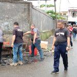 Satuan Polisi Pamong Praja Lakukan Kegiatan Jumat Bersih di sekitaran Pasar Beringin