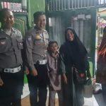 Anggota Lantas Polsek Ciputat Timur Bantu Ibu dan Anak yang Kehabisan Tiket Bus